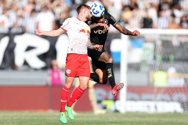 Sasha decide, e Bragantino crava a primeira derrota do Botafogo no Brasileirão