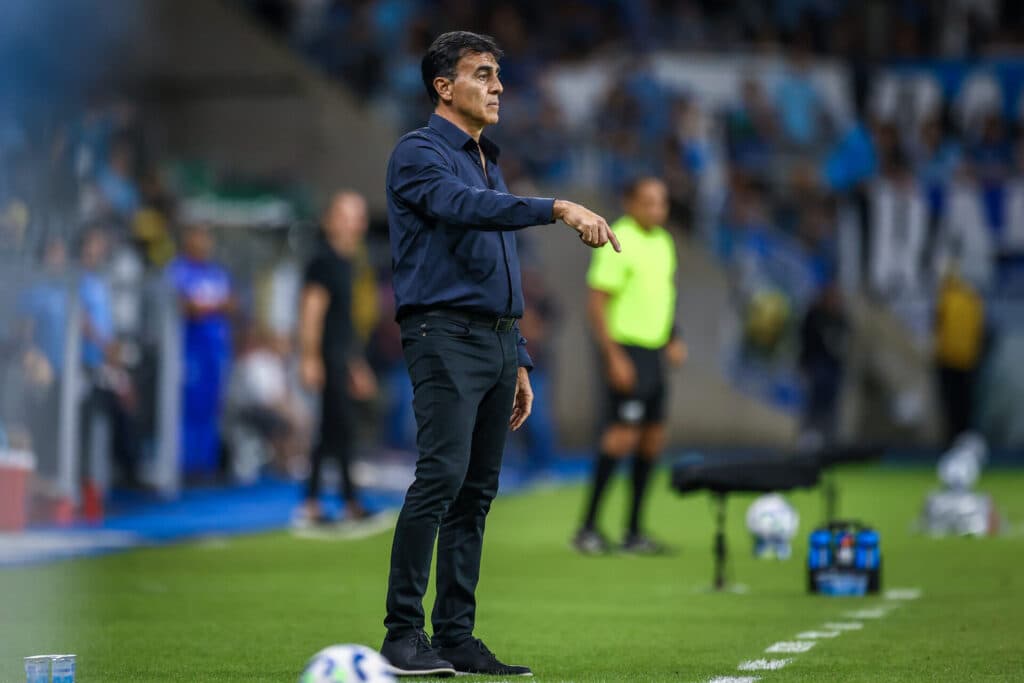 Grêmio demite técnico Quinteros após goleada em Mirassol