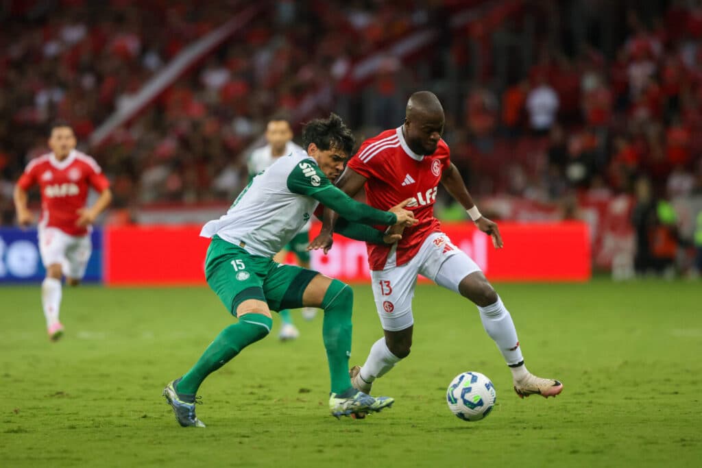 Palmeiras derruba invencibilidade do Inter e segue na liderança