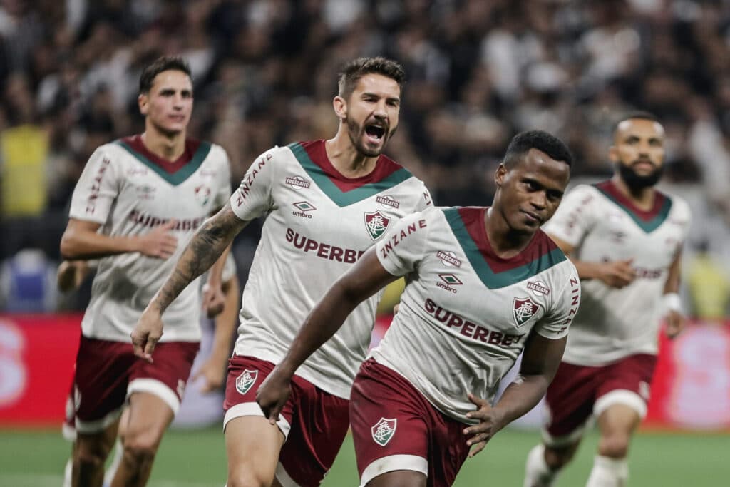 Fluminense bate o Corinthians e segue 100% com Renato Gaúcho