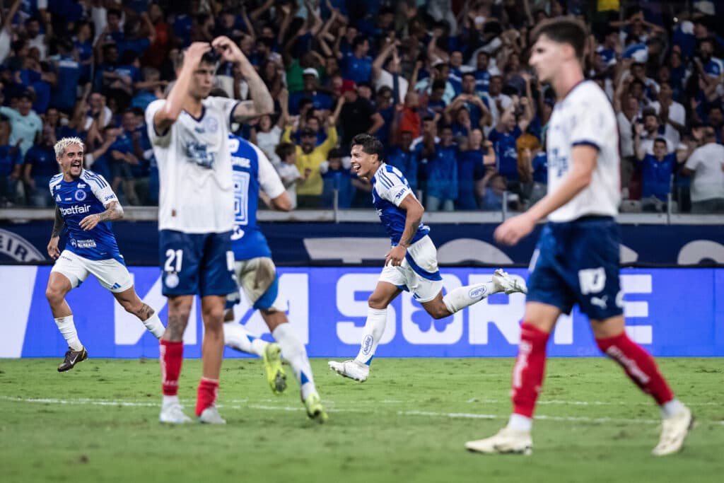 Cruzeiro deixa o Bahia no Z-4 e pega o elevador no Brasileirão