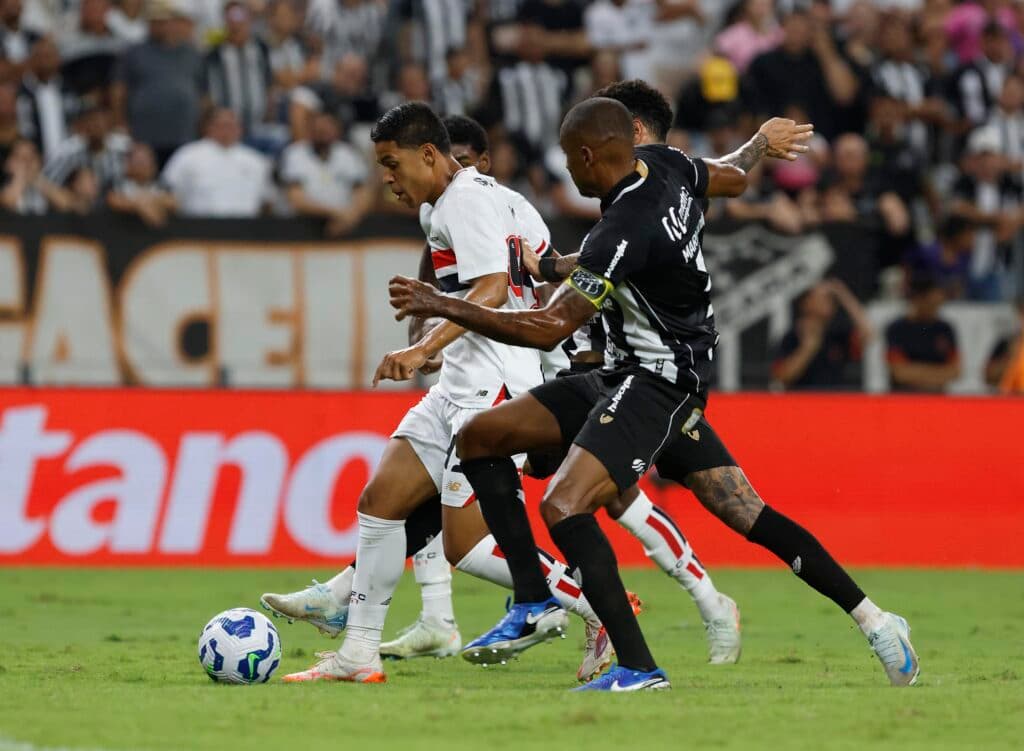 Ceará e São Paulo ficam no empate dentro do Castelão