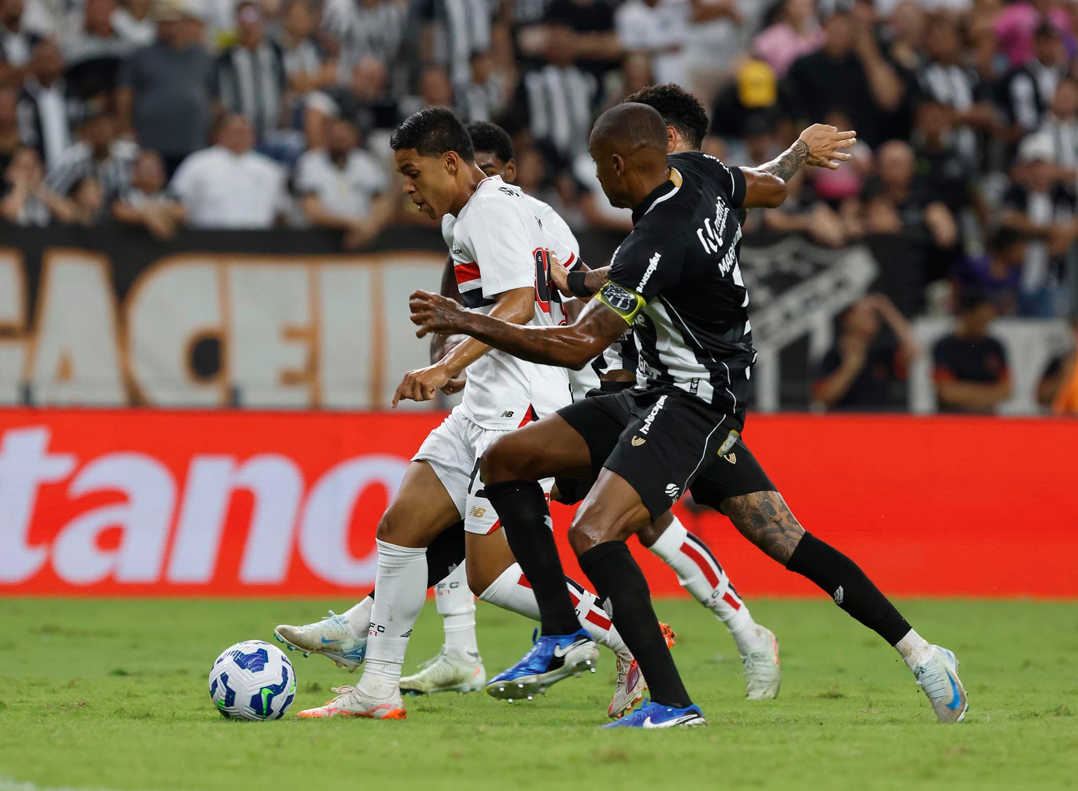 Ceará e São Paulo ficam no empate dentro do Castelão