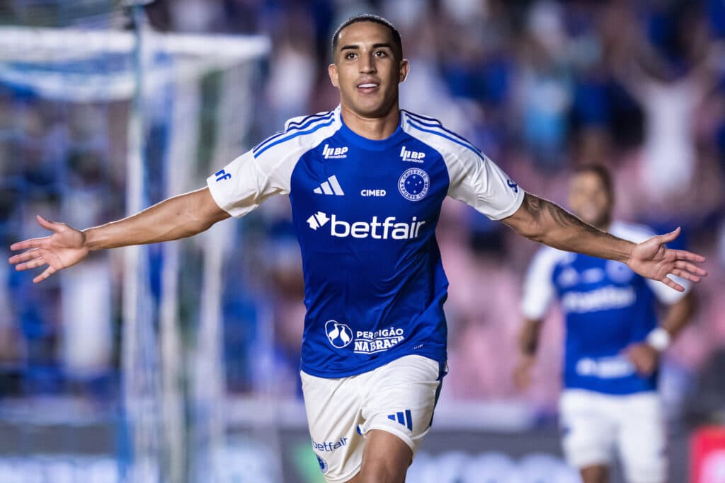 Cruzeiro vence o Vasco, pega o elevador e vai ao G-4 do Brasileirão