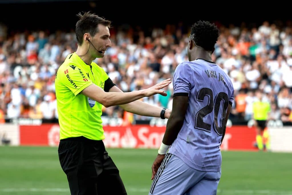 Real Madrid protesta contra árbitro da final contra o Barcelona