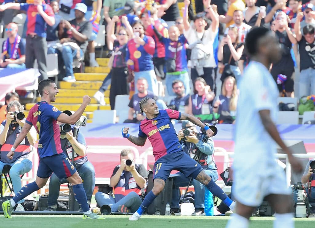 Em clássico de sete gols, Barcelona vence Real e fica com a mão na taça