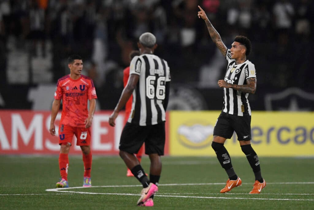 Botafogo supera expulsão precoce e garante classificação às oitavas