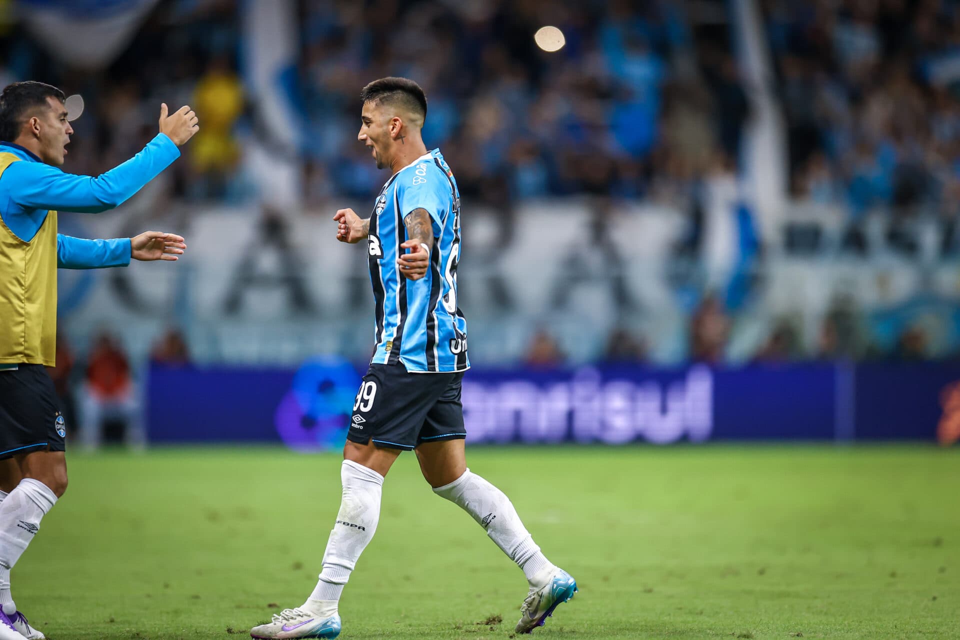 Grêmio vence confronto direto e afunda o Santos na vice-lanterna