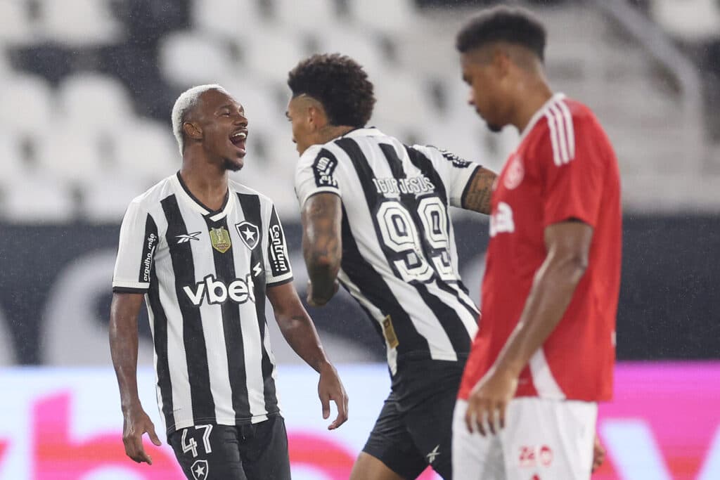 Botafogo goleia o Inter e pega o elevador no Brasileirão