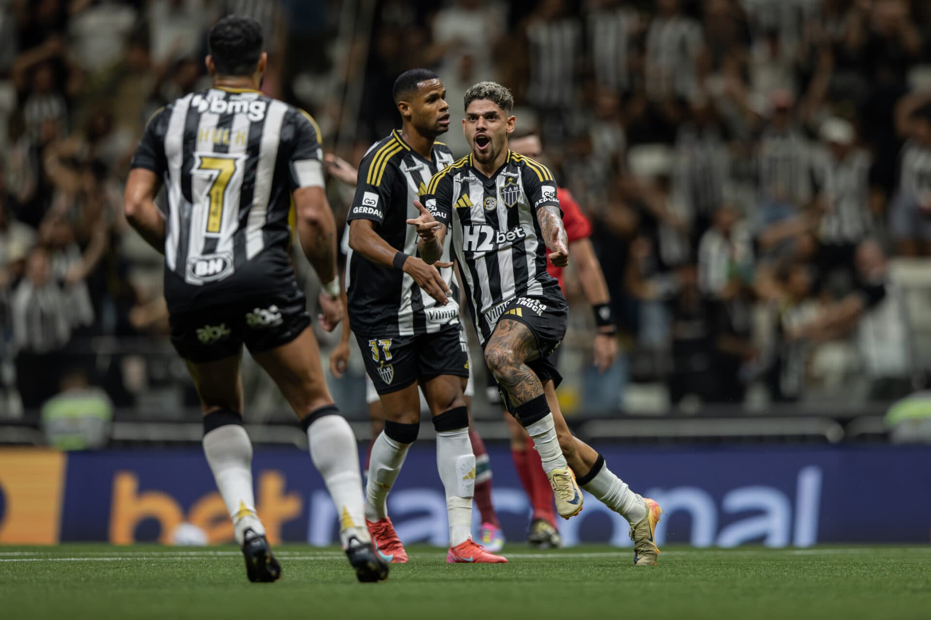 Galo bate o Fluminense nos acréscimos em retorno à Arena MRV