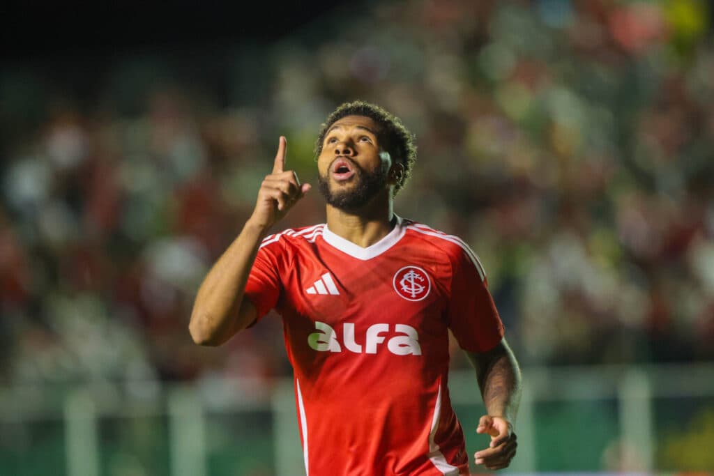 Inter desperdiça três pênaltis, mas vence Maracanã e avança