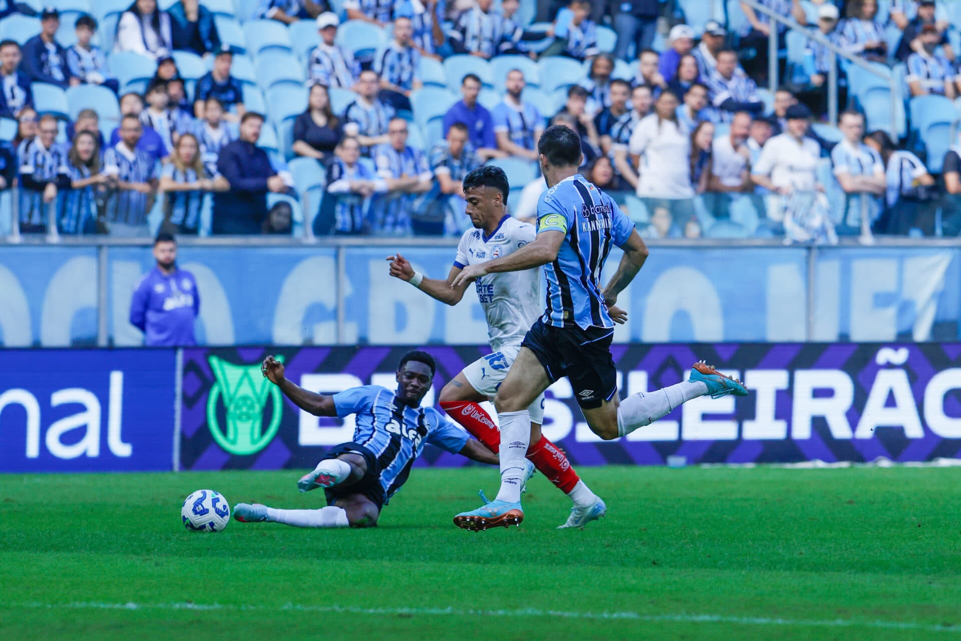 Grêmio vence Bahia com pênalti e deixa a zona de rebaixamento