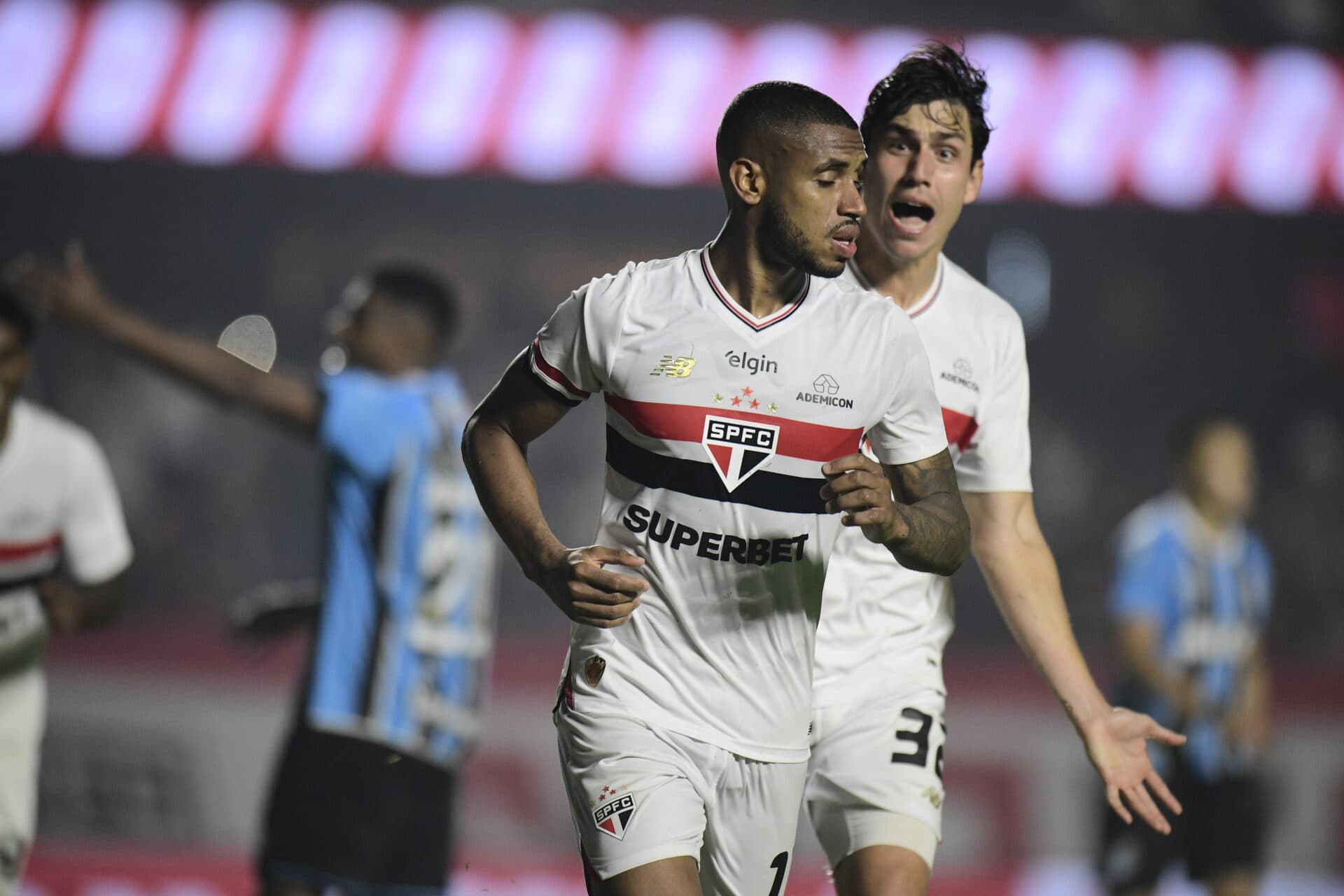 São Paulo responde no Brasileirão e de virada deixa o Grêmio no Z-4