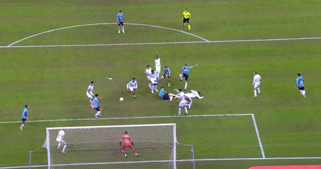 O que disse árbitro e VAR no gol anulado do Grêmio: ‘Ele não consegue subir’