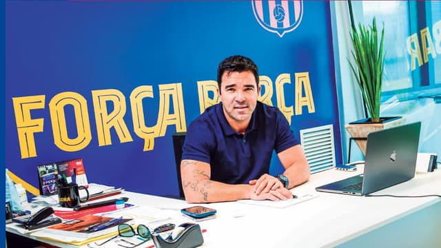 Deco revela bastidores da saída do Barcelona e de Felipão no Chelsea