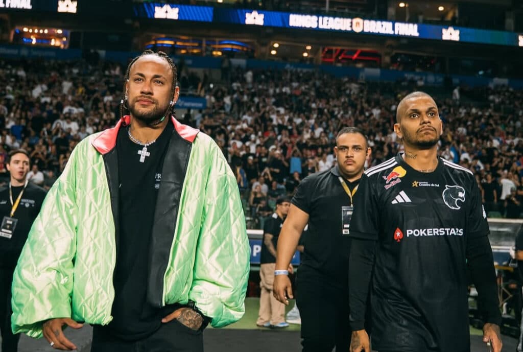 Sem atuar pelo Santos, Neymar faz tranças e aparece na final da Kings League