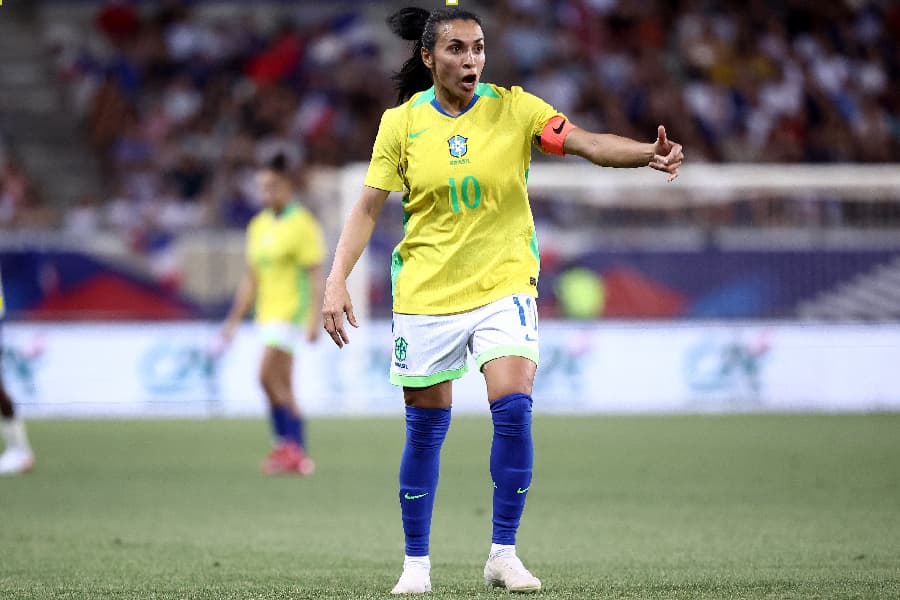 Com Marta, seleção feminina faz 2 na França, mas sofre virada