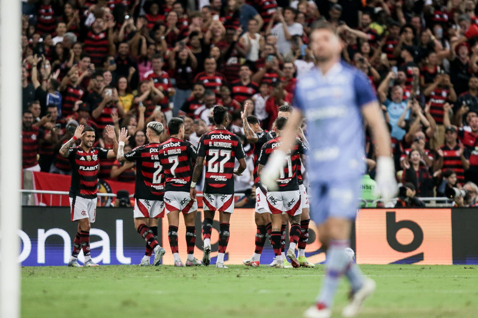 Flamengo goleia o Fortaleza e assume a liderança do Brasileirão