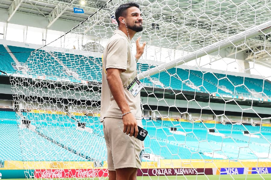 Flaco López contemplativo durante reconhecimento do Hard Rock Stadium - Alexandre Battibugli / PLACAR