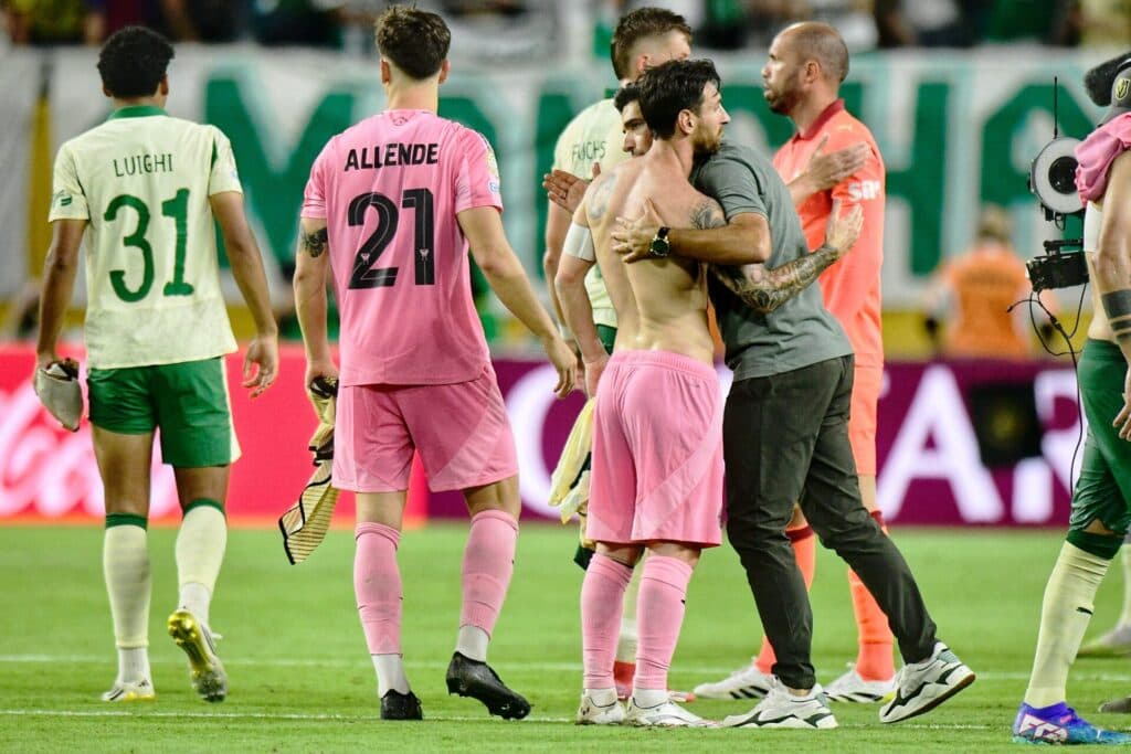 Lionel Messi cumprimenta Abel Ferreira após empate em 2 a 2 - Alexandre Battibugli/PLACAR