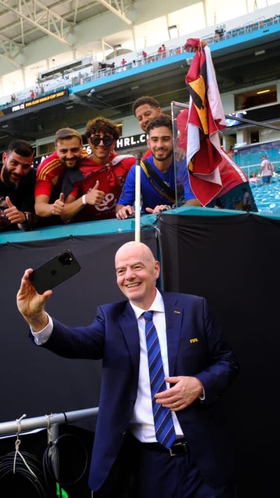 Presidente da Fifa Gianni Infantino tira selfie com fãs no Hard Rock Stadium - Alexandre Battibugli/PLACAR