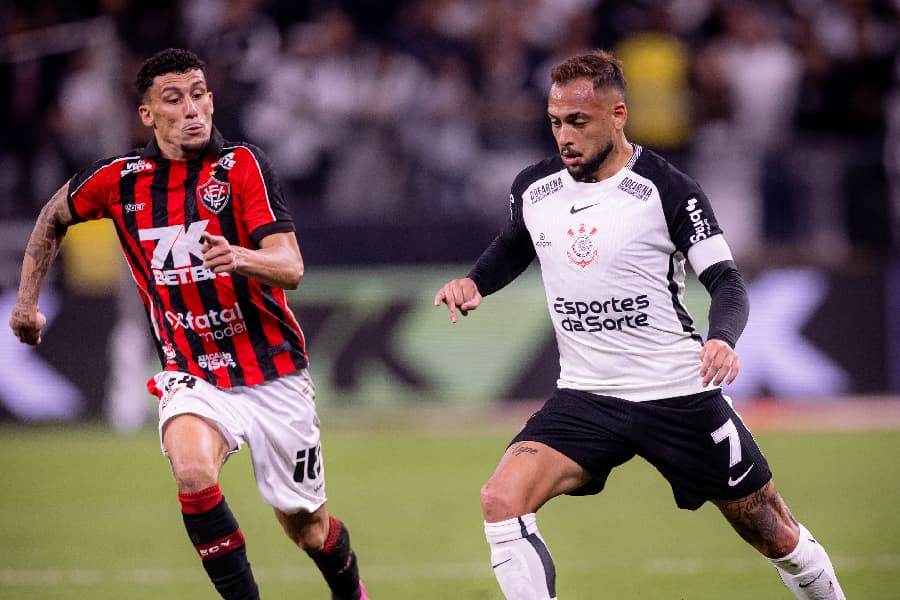 Corinthians empata sem gols com Vitória e deixa campo sob protestos