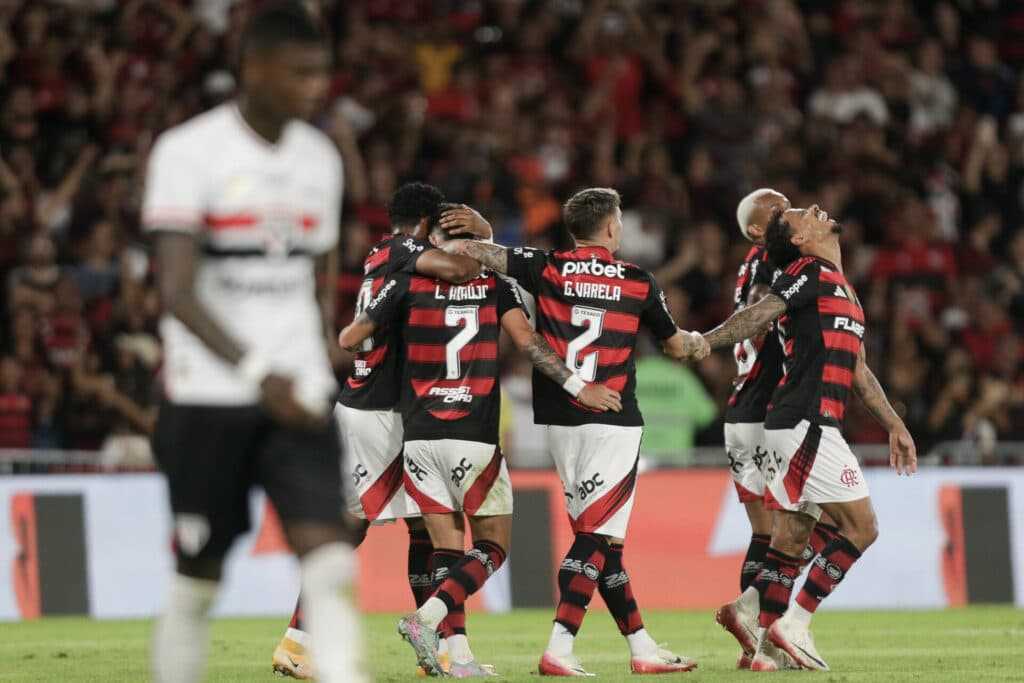 Flamengo domina o São Paulo e mantém liderança na volta do Brasileirão