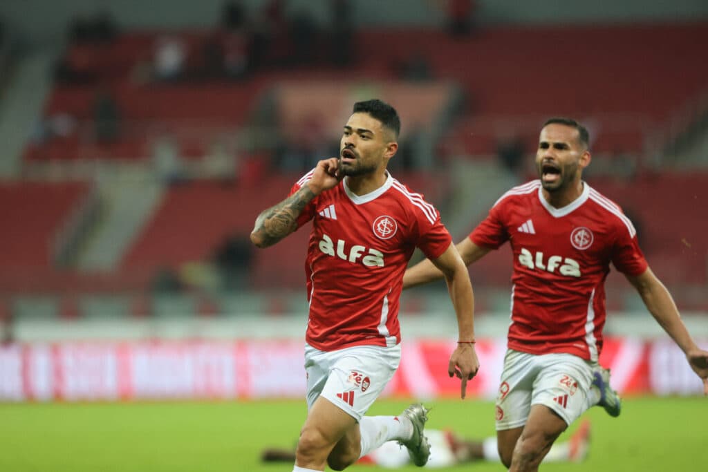 Inter marca no fim, bate o Vitória em confronto direto e deixa o Z-4