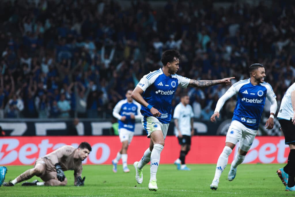 Com três de Kaio Jorge, Cruzeiro goleia o Grêmio pelo Brasileirão