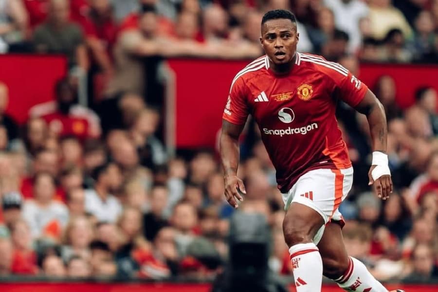 Ex-jogador do Manchester United salva vida de jovem em ponte