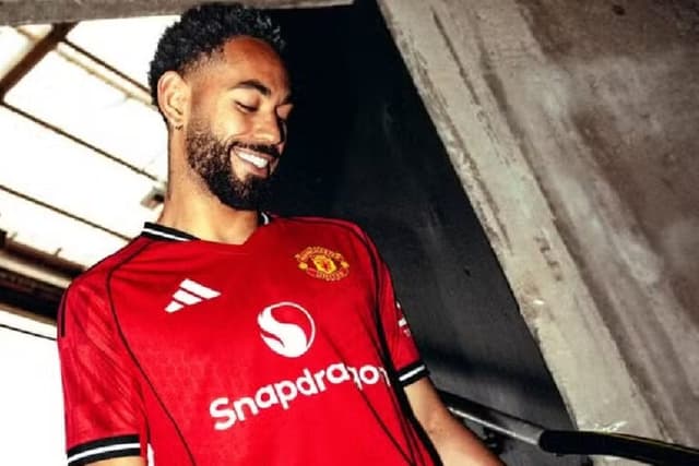 Matheus Cunha retorna aos treinos no Manchester United após lesão