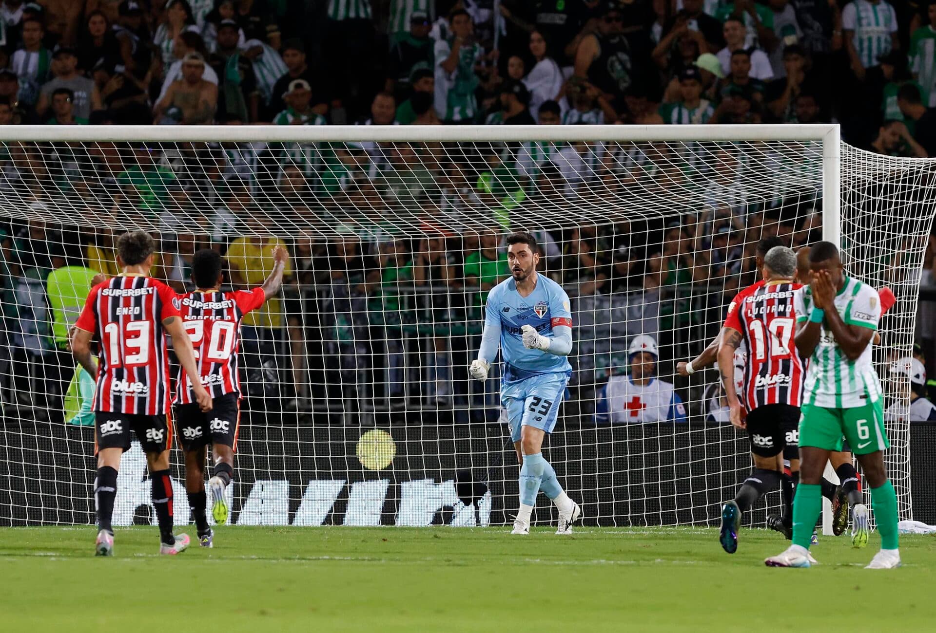 Rafael vira herói e trunfo do São Paulo contra Atlético Nacional em ‘noite de Copa’