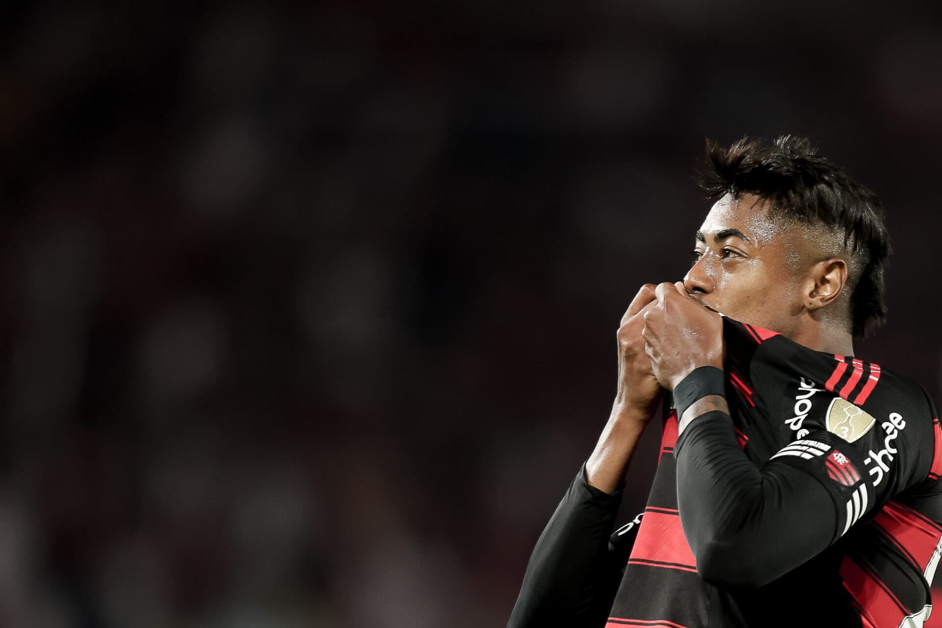 Sem brilhar, Flamengo larga na frente do Inter nas oitavas da Libertadores