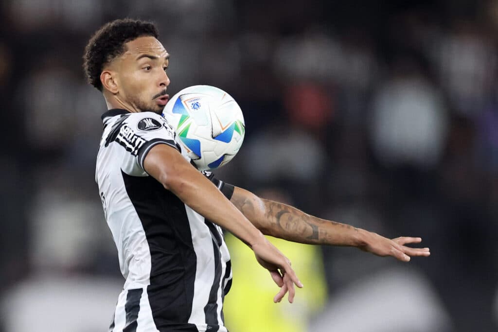 Vitinho, do Botafogo, é convocado para amistosos da seleção