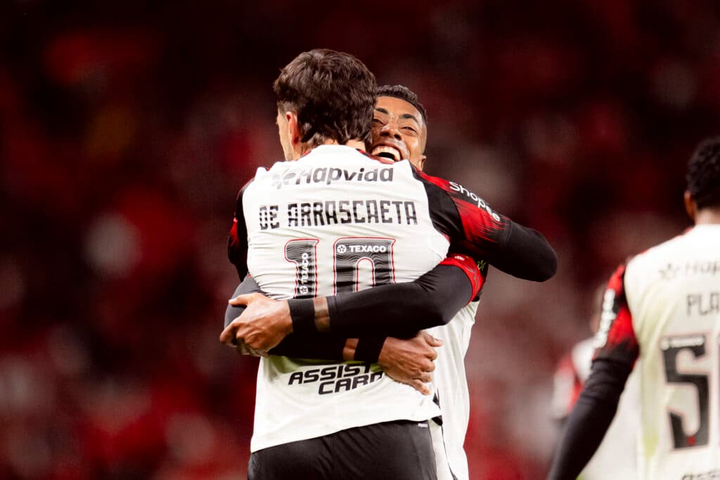 Flamengo não sofre, vence Inter e vai às quartas da Libertadores