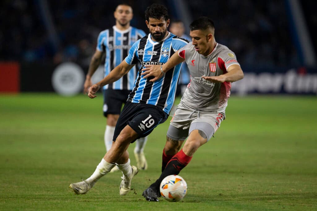 Quem é Zaid Romero, zagueiro argentino pretendido pelo Santos