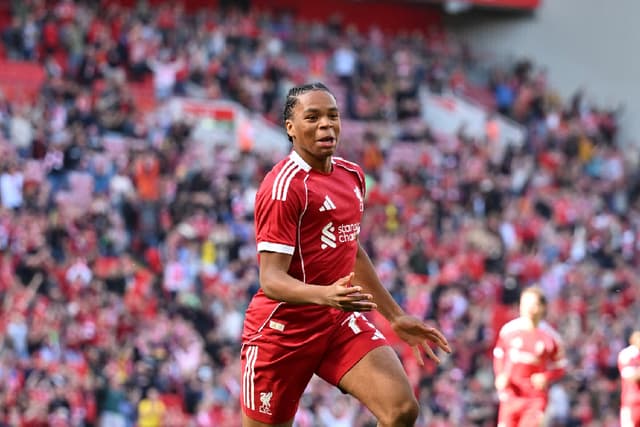 Quem é Rio Ngumoha, joia de 16 anos do Liverpool