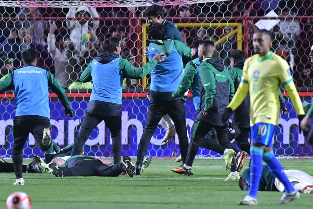 Bolívia faz história, vence Brasil e vai para repescagem da Copa