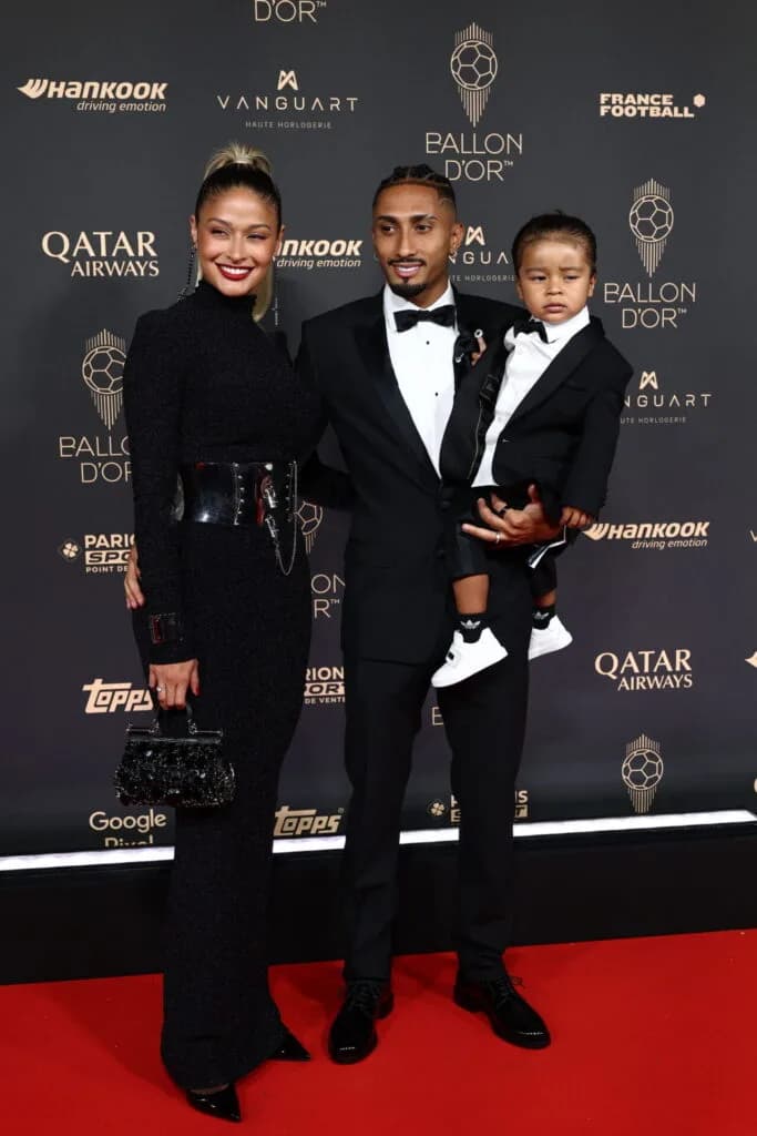 Raphinha chegou com sua família à Bola de Ouro - FRANCK FIFE / AFP