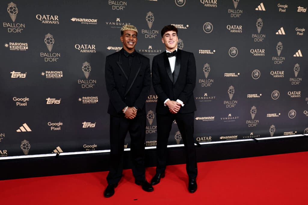 Lamine Yamal e Pau Cubarsí no tapete vermelho da Bola de Ouro - FRANCK FIFE / AFP
