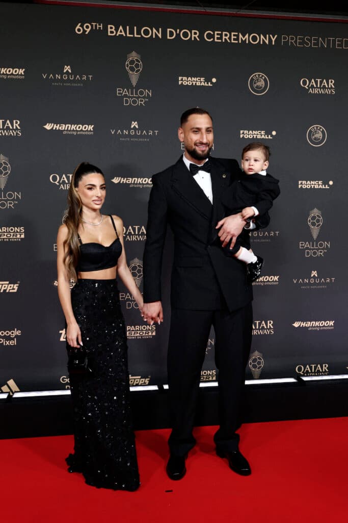 Gianluigi Donnarumma e sua família no tapete vermelho. (Photo by FRANCK FIFE / AFP)