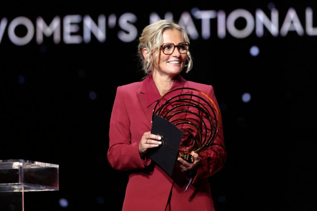 Sarina Wiegman, técnica da Inglaterra ganhou o prêmio Johan Cruyff. (Photo by Franck FIFE / AFP)