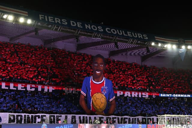 Dembélé, Bola de Ouro: torcida do PSG faz mosaico épico de ‘Rei do Mundo’