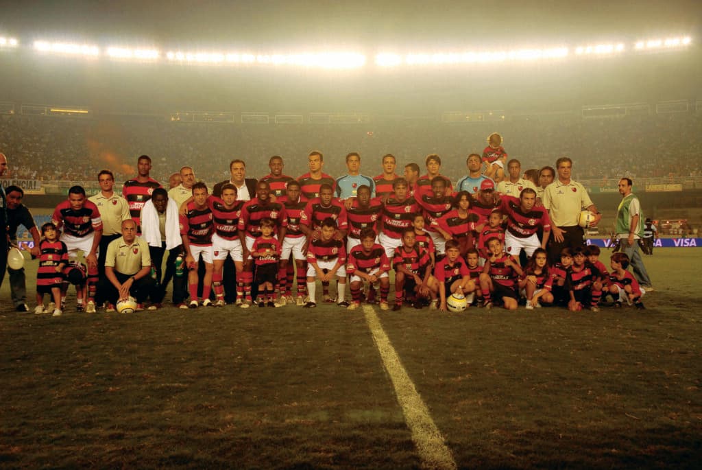 Time posado do Flamengo. Em pé: Obina, Fernando, Getúlio, Renato Augusto, Rodrigo e Diego. Agachados: Jonatas, Peralta, Juan, Vinícius Pacheco, André Lima, Renato Silva, Toró, Marcelinho, Renato, Leonardo Moura e Luizão.