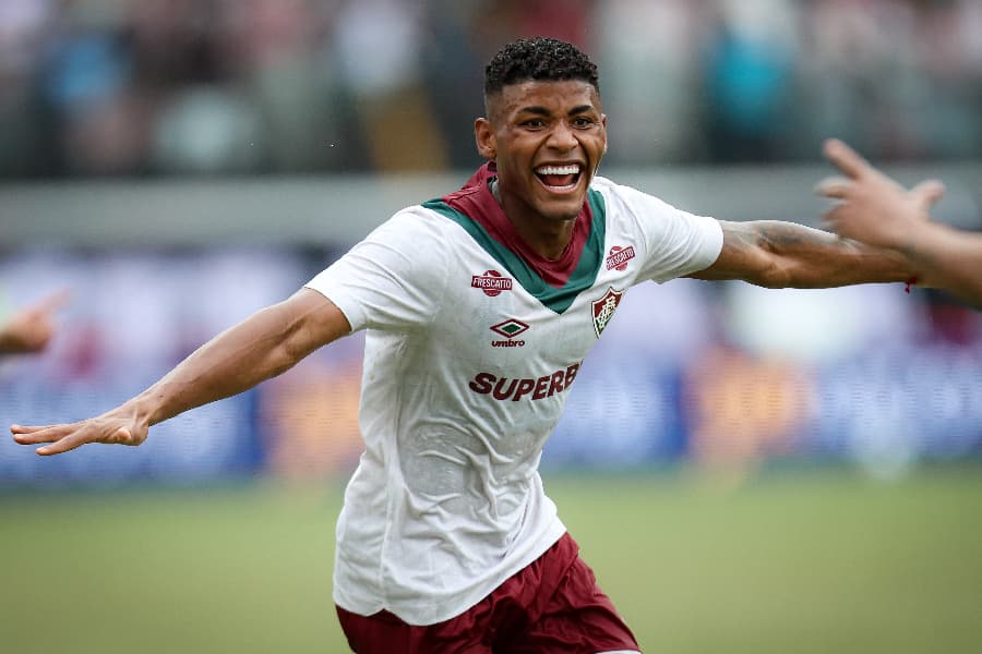 Em jogo com duas expulsões, Fluminense vence o Vitória e respira no Brasileirão