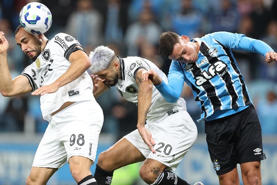 Com gol de goleiro e drama no fim, Grêmio e Botafogo empatam pelo Brasileirão