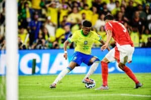 Estêvao em ação pela seleção diante do Chile - Alexandre Battibugli/PLACAR