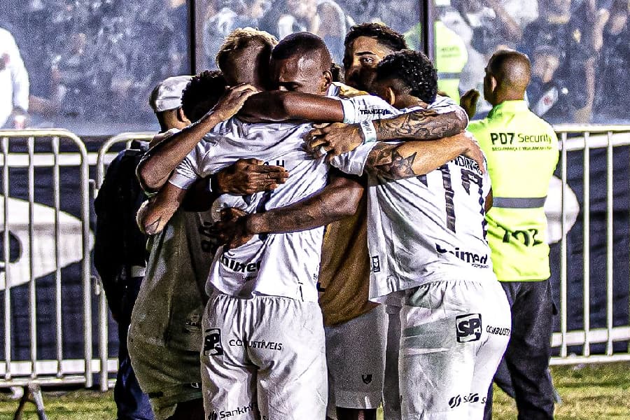 Com um a menos, Ceará busca empate heroico contra o Vasco