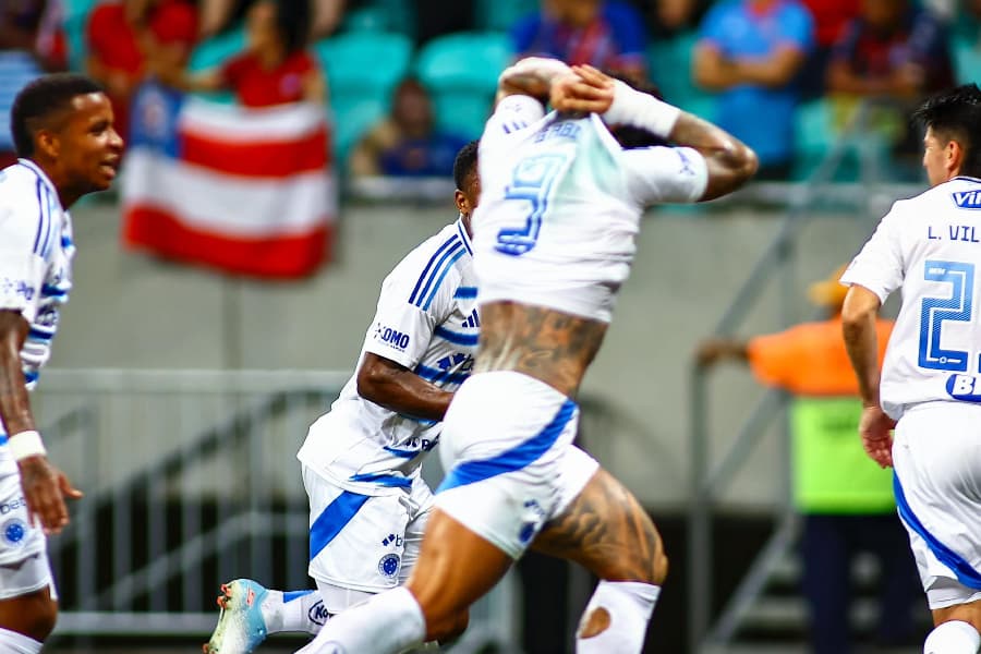 Gabigol decide, Cruzeiro vira sobre o Bahia e assume vice-liderança