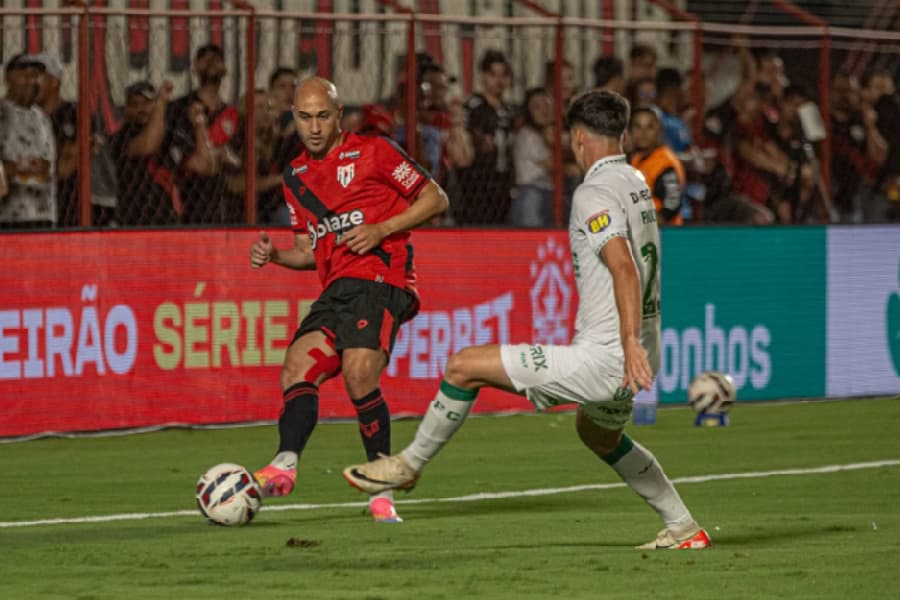 Com gol validado pelo VAR nos acréscimos, Atlético-GO vence América-MG e sonha com G4